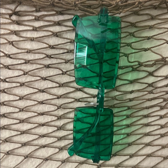 5/$10❤️❤️❤️NEW Retro Green Rectangular Sunglasses - Picture 1 of 4
